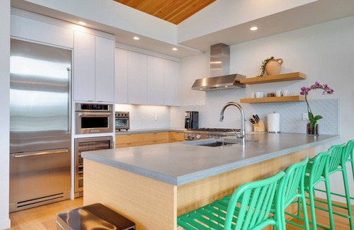 Hood River Casa | 4Bed / 3 Bath Modern, high-end townhome, river view, 1 block to downtown
