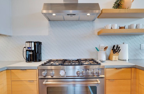 Hood River Casa | 4Bed / 3 Bath Modern, high-end townhome, river view, 1 block to downtown
