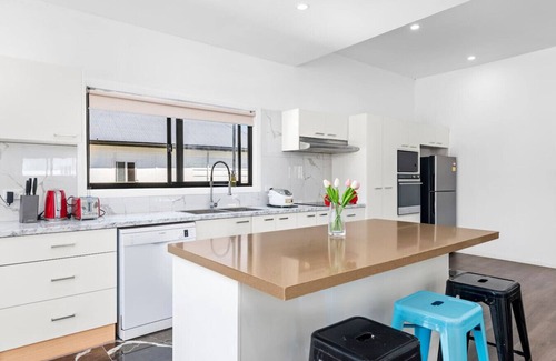 Tuggerah Casa | 4Bed Modern Oasis by Station