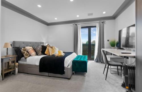 Cantelowes Apartamento | 4Bedroom, 3Bath Retreat with Extra Toilet & Private Garden Oasis