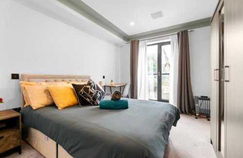 Cantelowes Apartamento | 4Bedroom, 3Bath Retreat with Extra Toilet & Private Garden Oasis