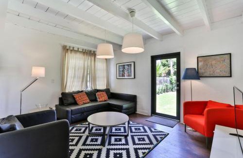 Buena Vista Casa | 4Bedrooms 2Bathrooms Art District Contemporary Japanese Themed Home