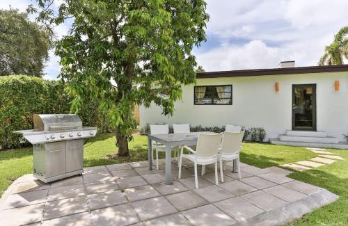 Buena Vista Casa | 4Bedrooms 2Bathrooms Art District Contemporary Japanese Themed Home