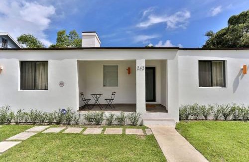 Buena Vista Casa | 4Bedrooms 2Bathrooms Art District Contemporary Japanese Themed Home