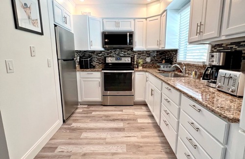 Camellia Gardens Casa | 4BR/2.5BTH Saltwater Pool home with Outdoor Kitchen and Fruit Trees