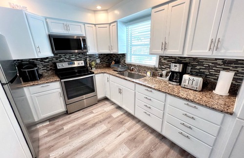 Camellia Gardens Casa | 4BR/2.5BTH Saltwater Pool home with Outdoor Kitchen and Fruit Trees