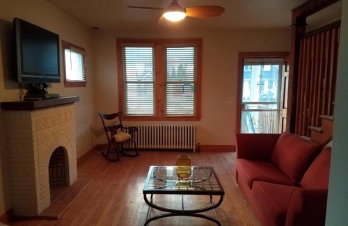 Woodridge Casa | 4BR 2 Full Bath Sleeps 10 Large Yard 2 Cars