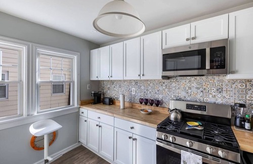 Shaker Heights Apartamento | 4BR/2BA 2-Story near Van Aken District and CLE clinic