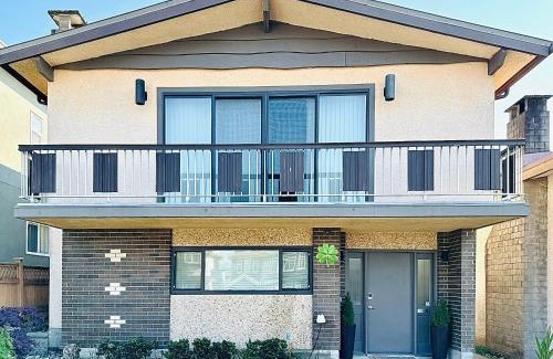 Renfrew-Collingwood Casa | 4BR 2BA Downtown-View Cozy House with Parking, Pet-Free
