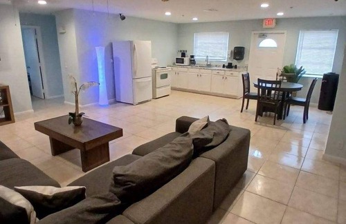 Singer Island Apartamento | 4BR 2BA Near Beach Perfect For Familes