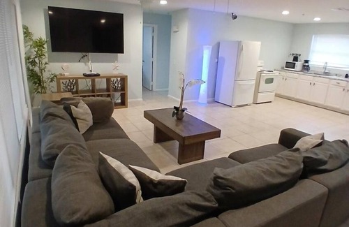 Singer Island Apartamento | 4BR 2BA Near Beach Perfect For Familes