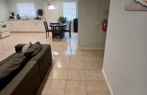 Singer Island Apartamento | 4BR 2BA Near Beach Perfect For Familes