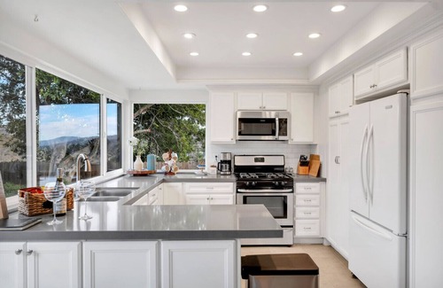 Thousand Oaks Casa | 4BR, 2Ba, View, Jacuzzi, Pool Table, Ping Pong, Smart TVs