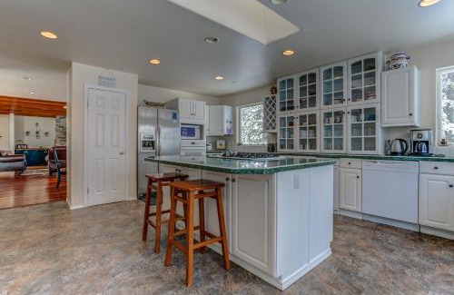 Coeur d'Alene Apartamento | 4BR 3 and half Bath with Spa Whirlpool and Playground for 14 guests