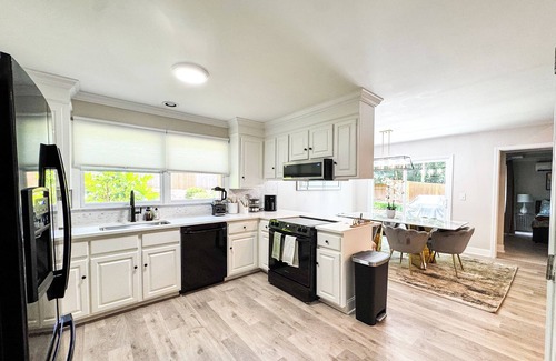 Waxhaw Casa | 4BR/ 3 Kings 1 Queen, Patio & Large Fenced Backyard