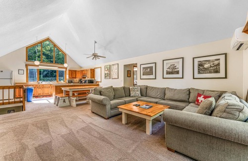 Killington Chalet De Esquí | 4BR/3BA ★ hot tub, sauna, billiards, A/C, & grill!