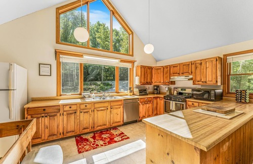Killington Chalet De Esquí | 4BR/3BA ★ hot tub, sauna, billiards, A/C, & grill!