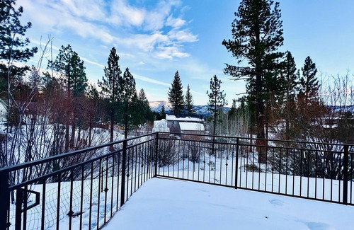 South Lake Tahoe Casa | 4BR/3BA house with mountain views
