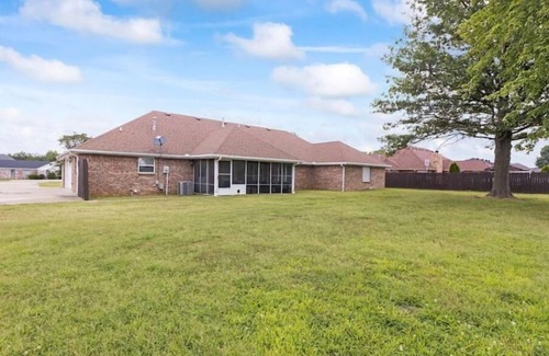 Rogers Casa | 4BR/3BA Rogers Home -3 mi to AMP