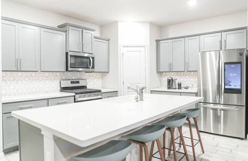 Austin Casa | 4BR/3BH Private Pool: 5M Airport & F1 & 2500 Sq.ft