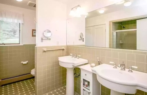 East Chatham Chalet De Esquí | 4BR Berkshire Beauty w/ Patio, BBQ, and a Million Dollar View