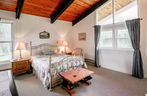 East Chatham Chalet De Esquí | 4BR Berkshire Beauty w/ Patio, BBQ, and a Million Dollar View