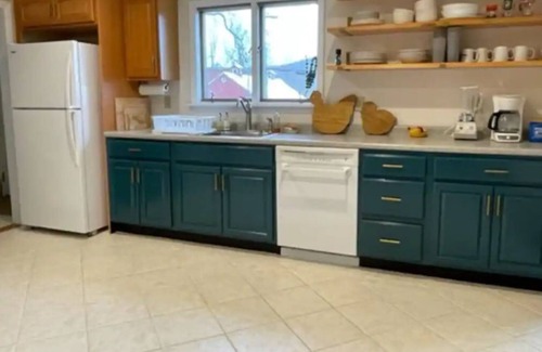 East Chatham Chalet De Esquí | 4BR Berkshire Beauty w/ Patio, BBQ, and a Million Dollar View