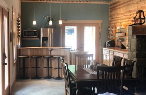 Flat Top Cabina | 4BR Cabin | Scenic Fall Views & Rafting Aventures