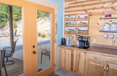 Flat Top Cabina | 4BR Cabin | Scenic Fall Views & Rafting Aventures