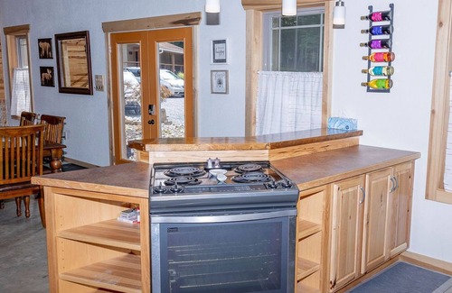 Flat Top Cabina | 4BR Cabin | Scenic Fall Views & Rafting Aventures