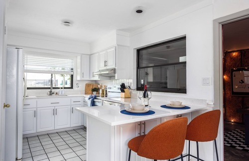 Gainesville Casa | 4BR Charming Home-Walk UF 2mi -Park-King Bed-Games-BBQ-Firetable-Backyard fenced