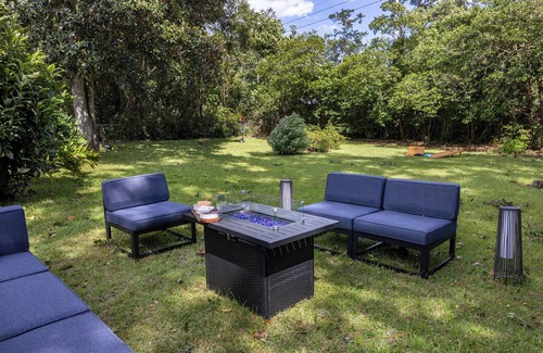 Gainesville Casa | 4BR Charming Home-Walk UF 2mi -Park-King Bed-Games-BBQ-Firetable-Backyard fenced