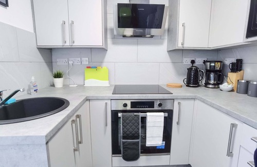 Newborough Casa | 4BR Contractor Accommodation w/ 4 Bathroom