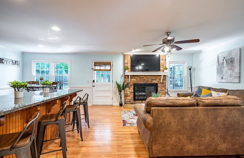 Athens Casa | 4BR Cozy Home, Close to UGA & Downtown Athens