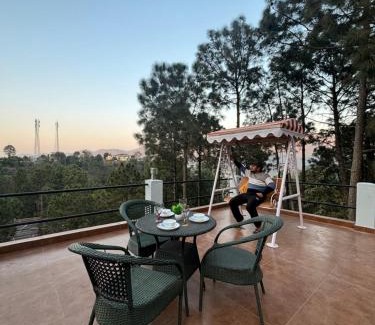 Dharampur Casa | 4BR cozy villa kasauli garden bone fire open terrace jhula by the north edge