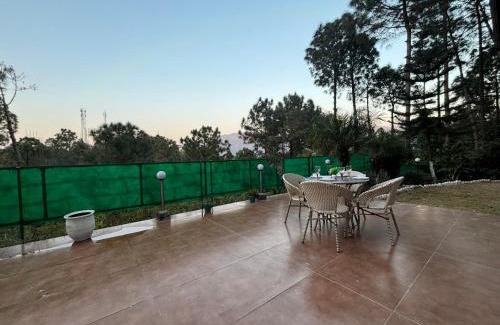 Dharampur Casa | 4BR cozy villa kasauli garden bone fire open terrace jhula by the north edge