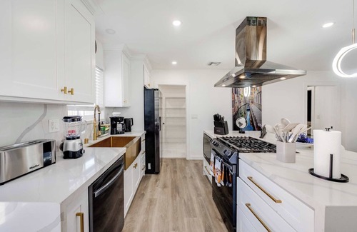 Thousand Oaks Casa | 4BR Escape - Mtn Views, Private BBQ