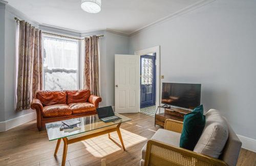 Manor Park Casa | 4BR Family Home, Garden, WiFi, 5mins to Elisabeth Line & 10min to Stratford