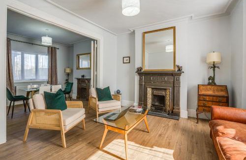 Manor Park Casa | 4BR Family Home, Garden, WiFi, 5mins to Elisabeth Line & 10min to Stratford