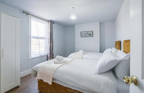 Manor Park Casa | 4BR Family Home, Garden, WiFi, 5mins to Elisabeth Line & 10min to Stratford
