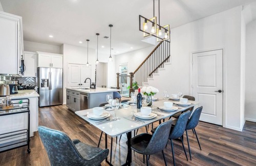 Northside Casa | 4BR Family Retreat | Close to Downtown&The Heights