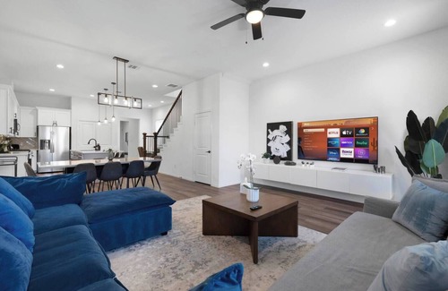 Northside Casa | 4BR Family Retreat | Close to Downtown&The Heights