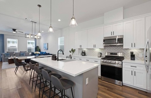 Northside Casa | 4BR Family Retreat | Close to Downtown&The Heights