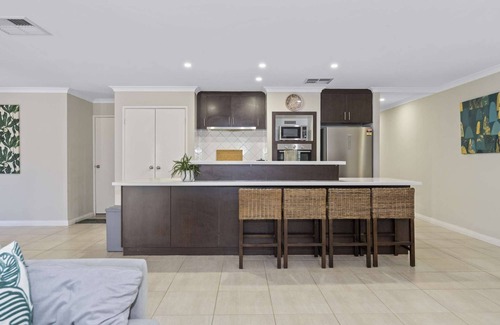 Halls Head Casa | 4BR Family Retreat with Outdoor Spa and Free WiFi