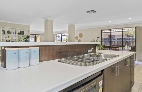 Halls Head Casa | 4BR Family Retreat with Outdoor Spa and Free WiFi