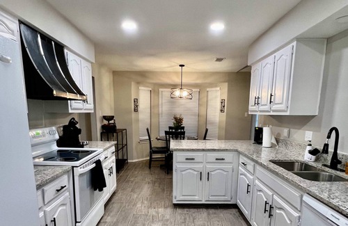 Universal City Casa | 4BR Fully Furnished Corporate Home Winter Specials