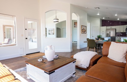 Maricopa Casa | 4BR Golf Course Retreat with NEW Heated Pool, Located on the Duke!