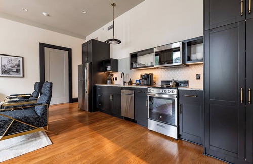 French Quarter Hotel | 4BR Group Space for 16 Near Bourbon St | The Mayfair