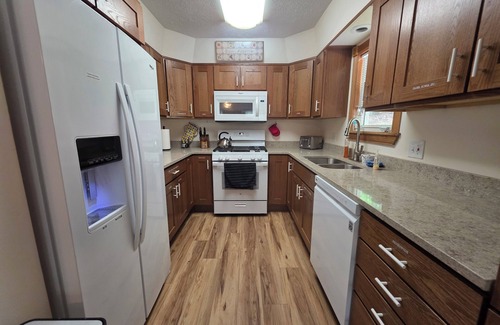 Mayfield Casa | 4BR Home, King Bed, Arcade, By Lake, 7mi to Airport