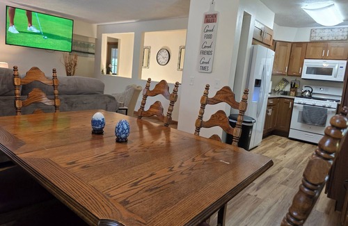 Mayfield Casa | 4BR Home, King Bed, Arcade, By Lake, 7mi to Airport